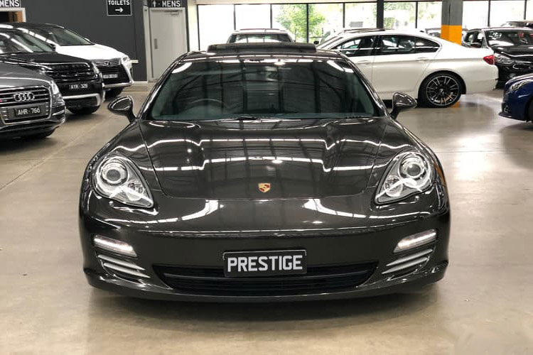Porsche Panamera   black  N