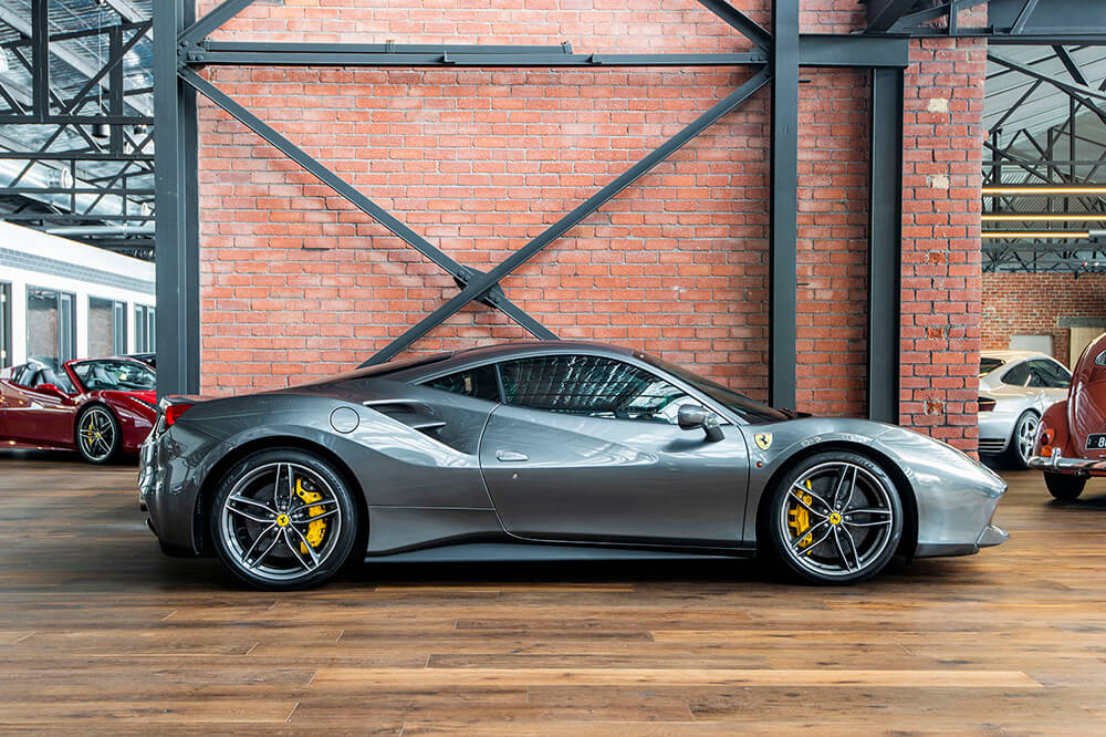 Ferrari-488-Silver-Mascot-02 Ferrari-488-Silver-Mascot-02