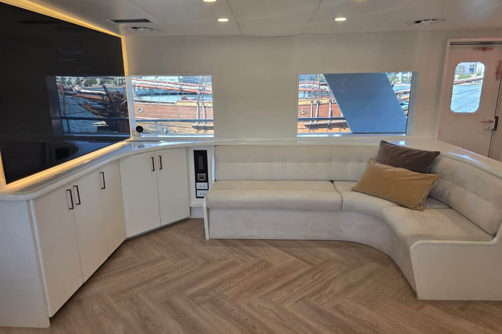Queen-Royal-Interior-04